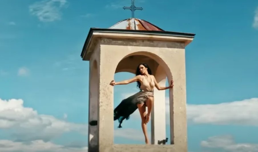 Софийската митрополия с остра реакция срещу поп фолк клип на